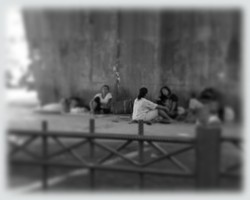 Pemandangan yang sudah tidak asing di bawah jalan layang di kota jakarta