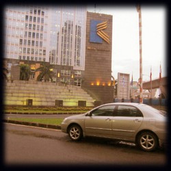 Tugu Mega Kuningan yang berdiri kokoh