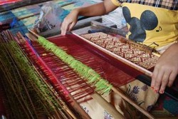 Cuma Perawan yang Boleh Menenun di Desa Ini