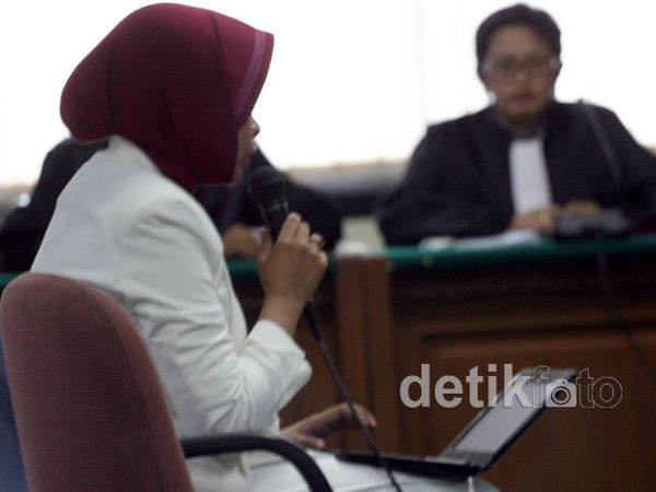 Wa Ode Nurhayati Bacakan Eksepsi