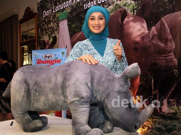 Desy Ratnasari Berpose dengan Badak Desy Ratnasari Berpose dengan Badak