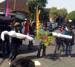 Gedung Baru DPRD Lamongan Diresmikan, Mahasiswa Kado Dua Pocong