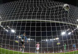 Bertanding di PGE Arena, Selasa (19/6/2012) dinihari WIB, Spanyol memang lebih menguasai jalannya pertandingan, namun baru unggul lewat gol Jesus Navas menjelang akhir laga. REUTERS/Kai Pfaffenbach.