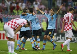 Hasil ini mengantar Spanyol lolos sebagai juara grup dengan nilai tujuh poin dari tiga kali pertandingan. REUTERS/Kai Pfaffenbach.