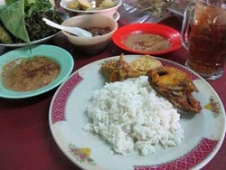 Aduh Enaknye Sayur Asem Plus Ayam Goreng Nurlailah!