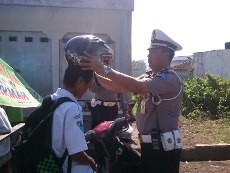 Wah! Pelanggar Lalin di Garut Tak Ditilang Tapi Malah Diberi Helm