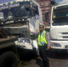 Truk Trailer Tabrakan di KM 7 Tol Pulomas, Macet Hingga Halim