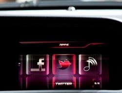 Tak Butuh Media Sosial di Mobil