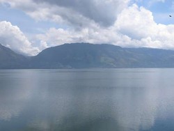 Birunya Danau Singkarak yang Tak Bisa Terlukiskan