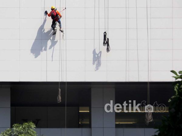 Para Spiderman Pembersih Gedung Jangkung