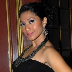 Beban Keluarga, Anne J Cotto Tak Lagi Foto Telanjang