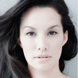 Wow, Nadya Hutagalung Saingan dengan Penelope Cruz!