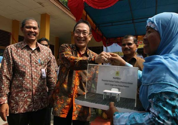 PLN Beri Bantuan SDN Sungai Limau