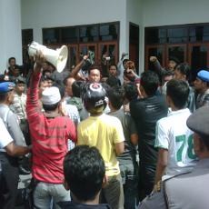 Unjuk Rasa Tolak Eksplorasi Migas di Sumenep Ricuh