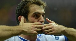 Karagounis Absen, Yunani Terluka