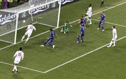 Bertanding di Donbass Arena, Rabu (20/6/2012) dinihari WIB, Rooney yang baru saja kembali dari skorsing, mencetak gol kemenangan timnya di menit 48. REUTERS/Felix Ordonez.