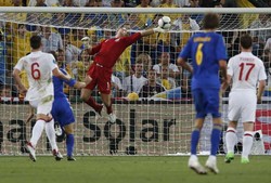 Kiper Inggris Joe Hart jatuh bangun mengamankan gawangnya. REUTERS/Michael Buholzer.