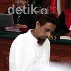 Umar Patek Tertunduk Lesu Selama Pembacaan Vonis