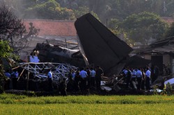 Anak-Istri Mayor Yohanes dan 2 Tukang Masih Terjebak di Bawah Badan Fokker 27