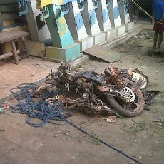 Inilah Penampakan Motor yang Hancur Tertimpa Benda Diduga Meteorit