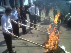 Kejari Jaksel Musnahkan Ganja & Senjata Api 