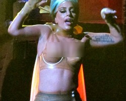 Pakai Baju Seksi, Lady Gaga Lebih Gemuk
