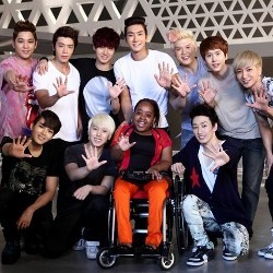 Super Junior Dikunjungi Fans yang Sakit Keras di Lokasi Syuting