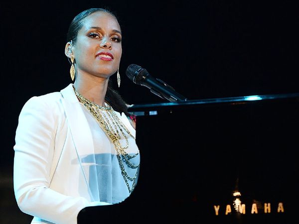Alicia Keys di Balik Piano
