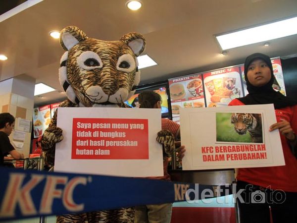 Dianggap Turut Rusak Hutan, KFC Didemo