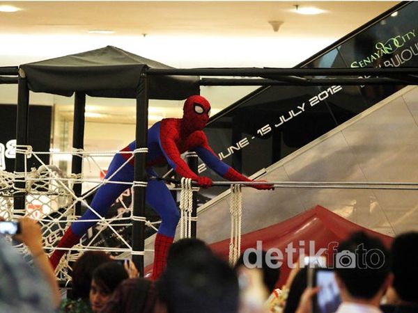 Spiderman Merayap & Berjumpalitan di Mall