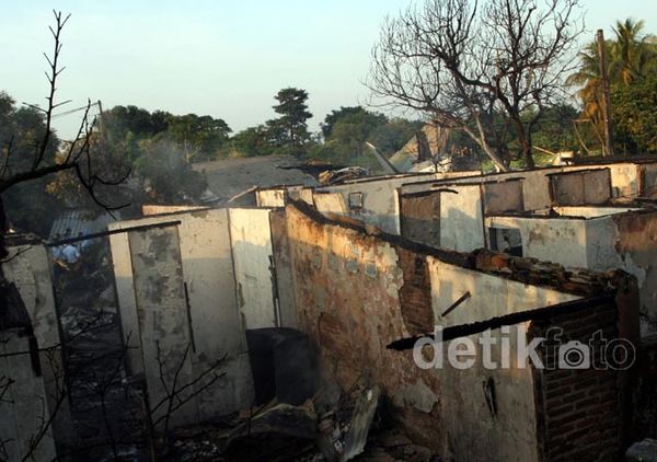 Fokker-27 Jatuh Timpa 8 Rumah