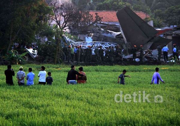 Warga Halim Nonton Fokker Jatuh
