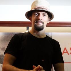 Jason Mraz Pamer Tato Gambar Segitiga dalam Lingkaran