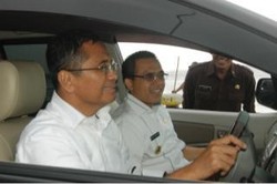 Dahlan Iskan Sopiri Bupati Banyuwangi Keliling Pelabuhan Tanjung Wangi