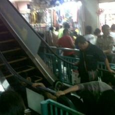 Lengan Bocah 12 Tahun Terjepit Eskalator PGS