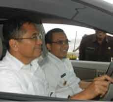 Dahlan Iskan Sopiri Bupati Banyuwangi Keliling Pelabuhan Tanjung Wangi