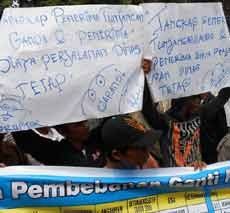 Tuntut Tunjangan Ganda Dikembalikan, Ribuan Warga Labrak Kantor Dewan