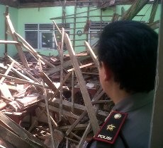Atap SD di Bogor Ambruk Usai Pembagian Rapor, 4 Guru Terluka