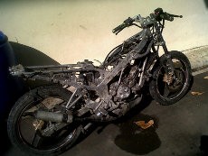 Penjambret Gagal Gasak Harta Korban karena Jatuh, Motor Dirusak Massa 