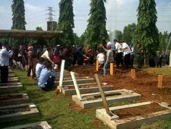 Pemakaman Kapten Agus Supriyadi di TMP Kalibata Diiringi Tangis Istri