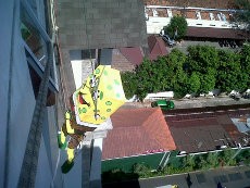 Ada Spongebob Bersih-bersih Kaca di Ketinggian 40 Meter di Semarang