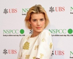 Model Agyness Deyn Nikahi Bintang Serial Friends