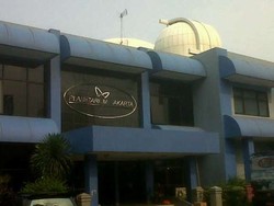 Melihat Luar Angkasa dari Jakarta