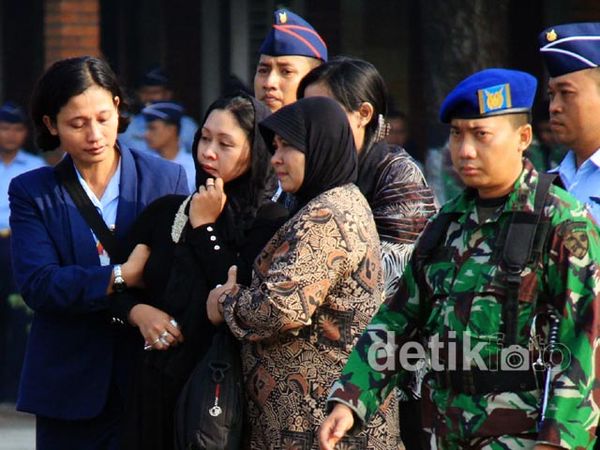 Isak Tangis Keluarga Korban Fokker 27 TNI AU
