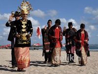 Warga Batak Pamer Tari Tor-tor di Pantai Kuta