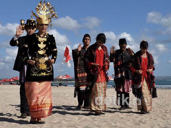 Warga Batak Pamer Tari Tor-tor di Pantai Kuta