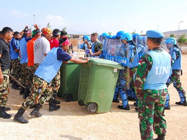 Prajurit POM TNI Cegah Pengunjuk Rasa di Libanon