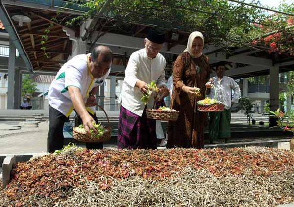 Nono Ziarah ke Makam Gus Dur