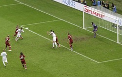 Ronaldo membobol gawang Cech lewat sundulan di menit ke-78. REUTERS/Leonhard Foeger.