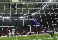 Petr Cech gagal membendung sundulan Ronaldo. REUTERS/Peter Andrews.